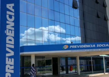 Fachada do Instituto Nacional do Seguro Social (INSS), com o nome 'Previdência Social' e a logomarca do instituto.