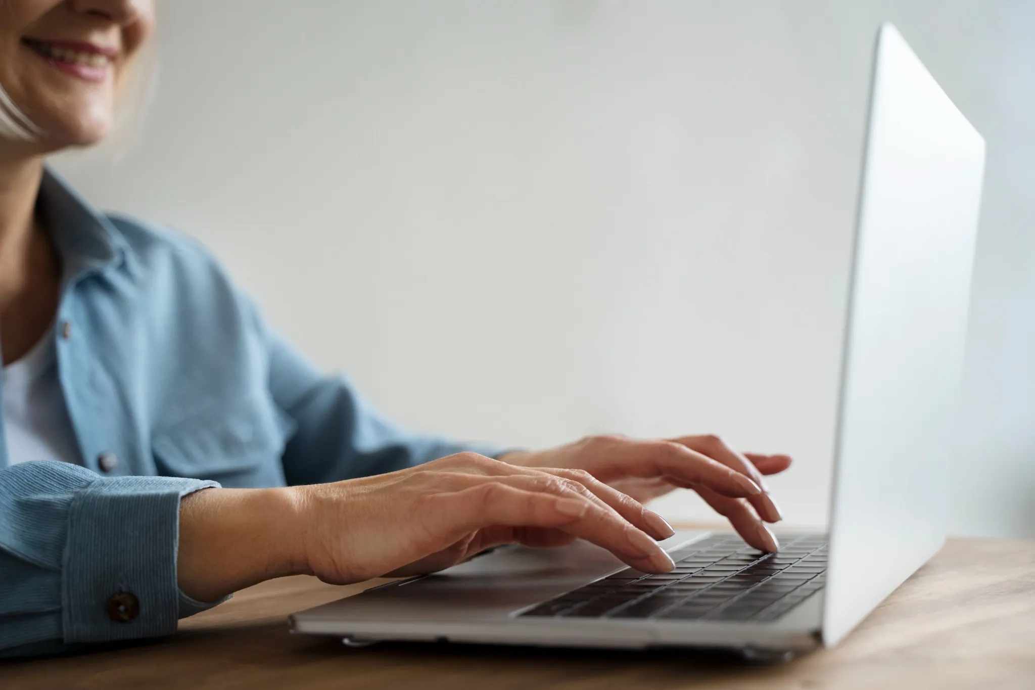 Concurso Prefeitura Mãos digitando em notebook durante atividade online