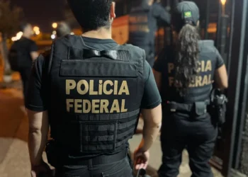 Agentes da Polícia Federal durante operação noturna no Brasil.