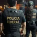 Agentes da Polícia Federal durante operação noturna no Brasil.