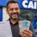 Homem segura cédulas e documento do Imposto de Renda, representando o pagamento do 4º lote da restituição do Imposto de Renda 2026.