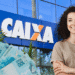 Mulher sorrindo, notas de cem reais e fachada da Caixa Econômica Federal ao fundo