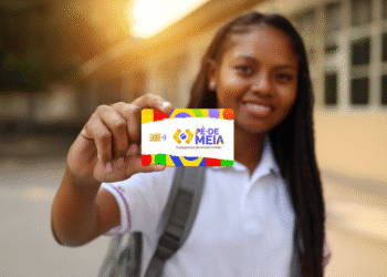 Estudante segurando cartão do programa Pé-de-Meia