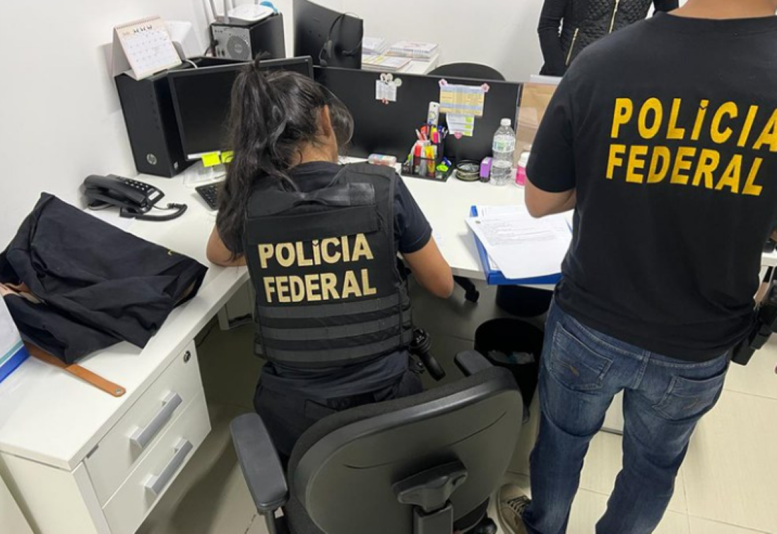 Concurso PF Administrativo 2025 - Resultados e Notas Policiais federais durante uma operação em escritório. Resultado do concurso PF Administrativo 2025.