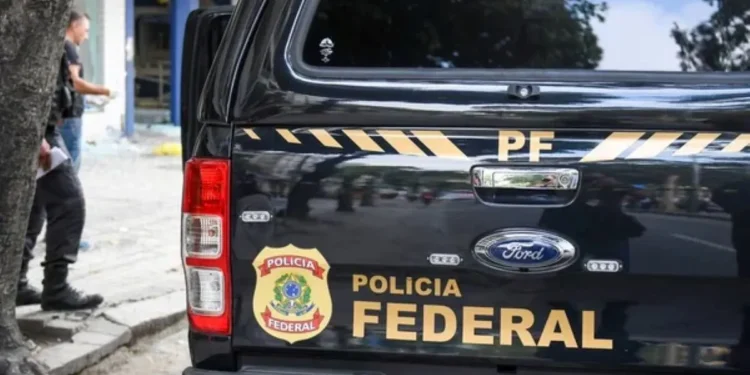Policiais rodoviários federais em frente à base da PRF, representando a força e segurança das rodovias no Brasil, e os salários atualizados de 2025