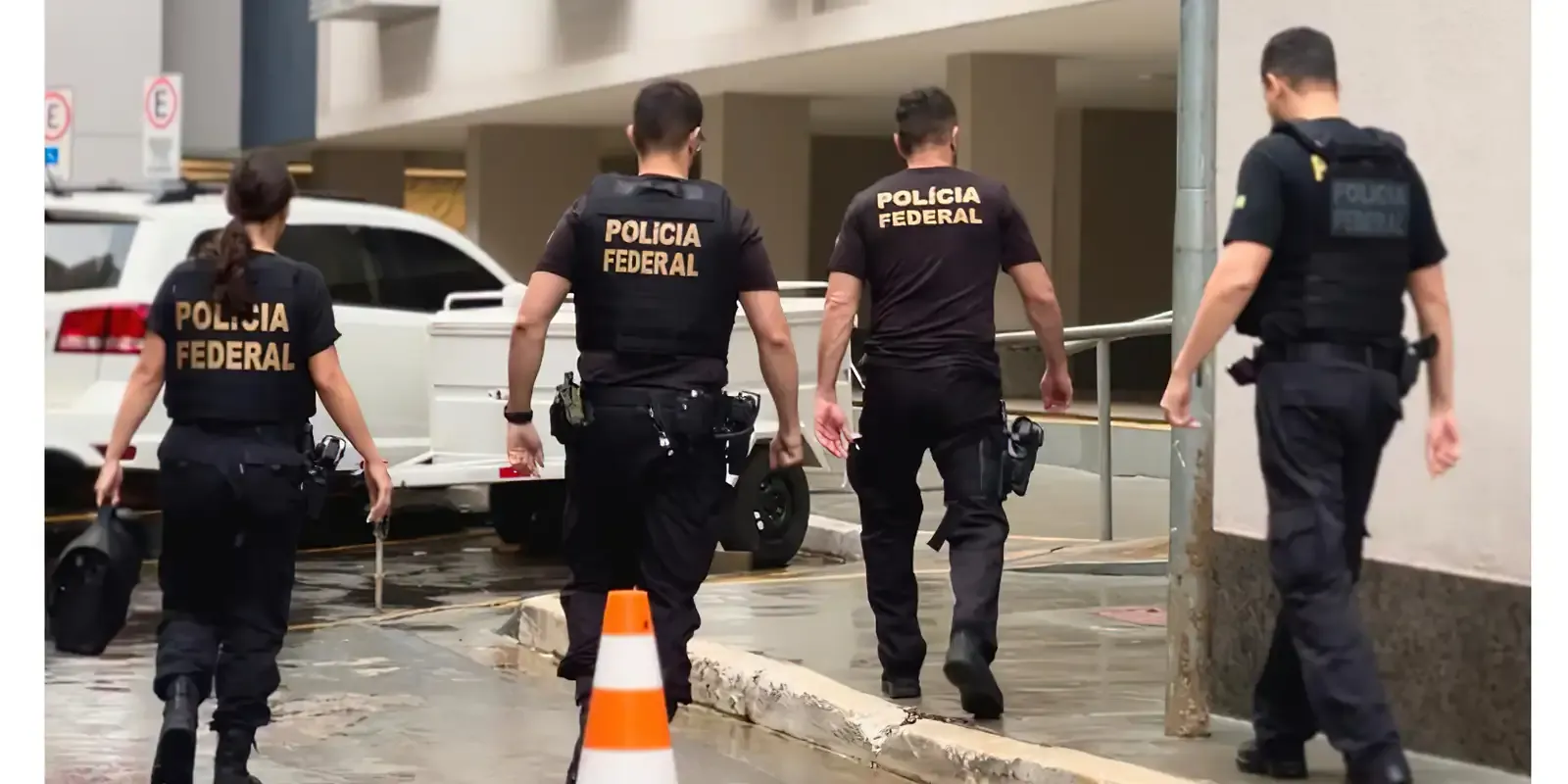 Concurso PF 2025 Policiais federais em ação durante operação.