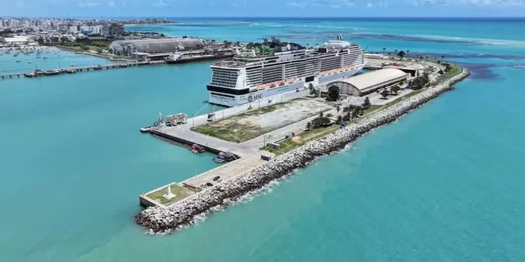 Vista aérea do porto de Maceió com cruzeiro atracado e mar azul-turquesa.