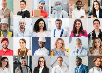 Mosaico de pessoas de diferentes profissões, sorrindo, representando diversidade no ambiente de trabalho.