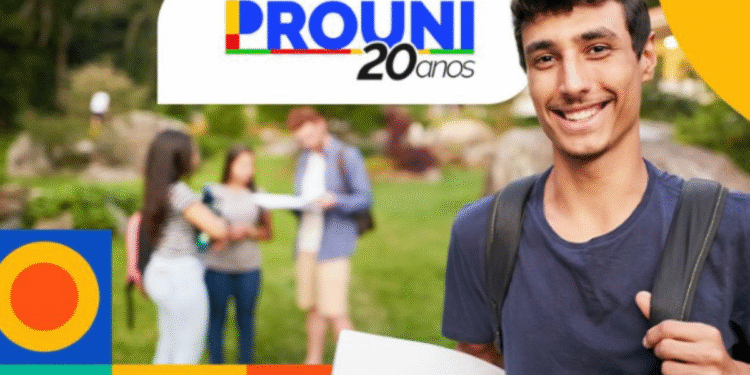 Estudante sorrindo com mochila, em um campus universitário. ProUni 2025: Inscrições para lista de espera terminam hoje (26).