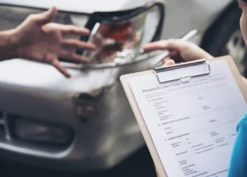 Motorista recebendo assistência para recorrer de multa de trânsito.