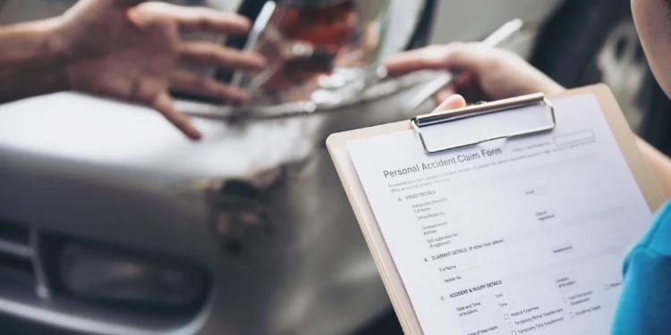 Motorista recebendo assistência para recorrer de multa de trânsito.