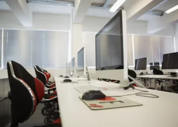 Computadores em um escritório aguardando o início dos concursos online.