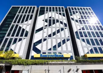 Fachada da sede do Banco do Brasil com logotipo em destaque.