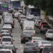 Engarrafamento com carros, motos e ônibus na Marginal Pinheiros em São Paulo durante o dia.