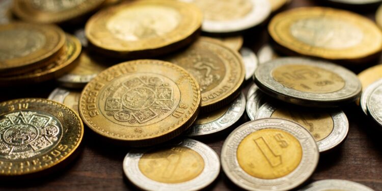 Coleção de moedas raras e valiosas espalhadas sobre a mesa