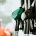 Bombas de combustível em posto mostrando diferentes tipos e preços de gasolina e etanol