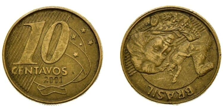Moeda brasileira de 10 centavos, ano 2001, com reverso invertido ou horizontal, um erro de cunhagem que a torna rara e valiosa para colecionadores, podendo alcançar o valor de R$ 150.