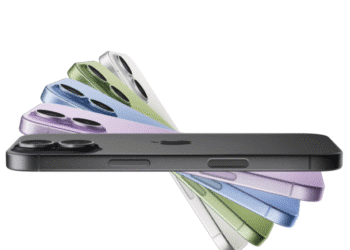iPhone 17 em diversas cores, destacando o modelo preto em destaque com câmeras traseiras duplas