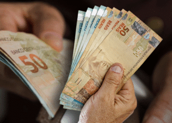 13º para BPC/LOAS 2025: mãos segurando notas de reais