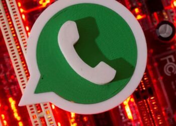 Logo do WhatsApp em branco e verde, posicionado sobre uma placa de circuito eletrônico com luzes vermelhas, simbolizando a tecnologia e a segurança digital da plataforma.