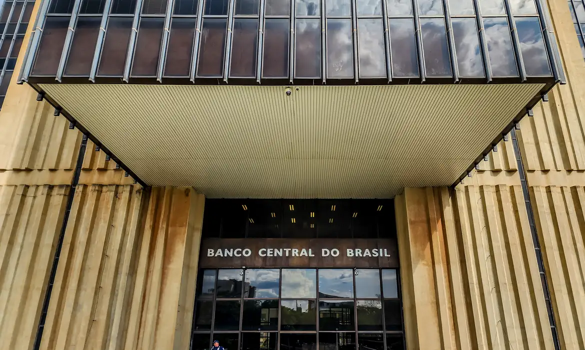 Edifício principal do Banco Central, local das novas regras contra transferências fraudulentas. Entrada da sede do Banco Central do Brasil em Brasília, ilustrando a instituição responsável pela nova regulamentação de bloqueio de transferências suspeitas.