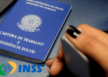 Carteira de Trabalho e Previdência Social com logo do INSS e mão segurando celular.