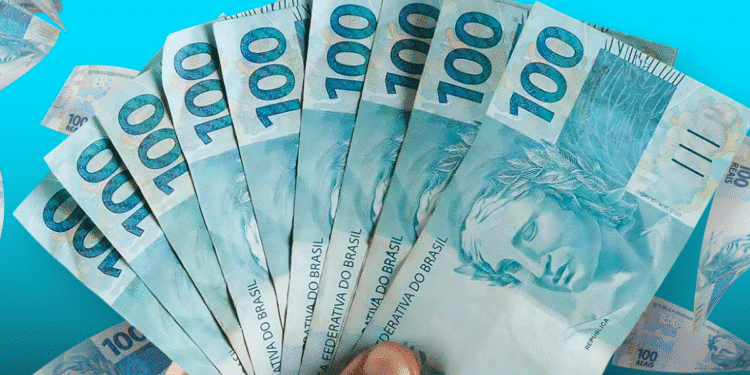 Imagem de mãos segurando várias notas de 100 reais com fundo azul, relacionada ao tema "Quem tem direito à primeira parcela do 13º salário?"