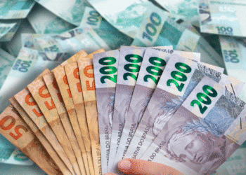 Descontos indevidos na primeira parcela do 13º salário com notas de real