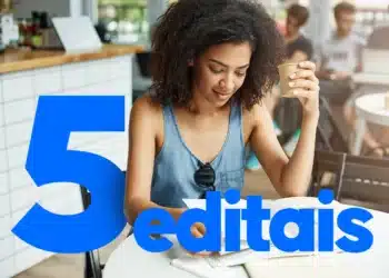 Mulher lendo e tomando café, com texto azul escrito "5 editais" em destaque