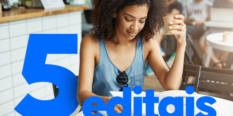 Mulher jovem lendo um livro enquanto segura um copo de papel em cafeteria, com o texto em destaque "5 editais".