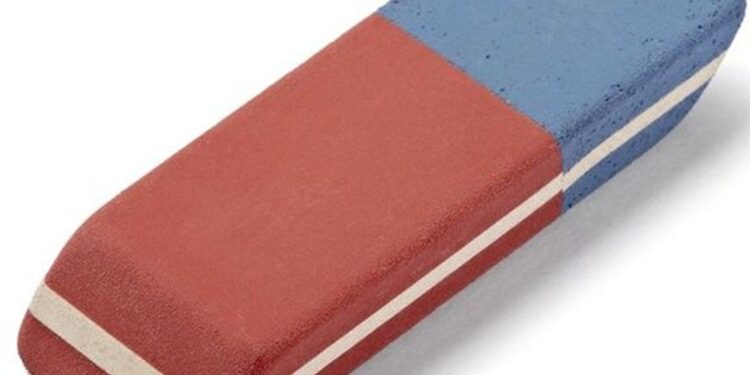 Duas perspectivas de borracha bicolor azul e vermelha sobre fundo branco