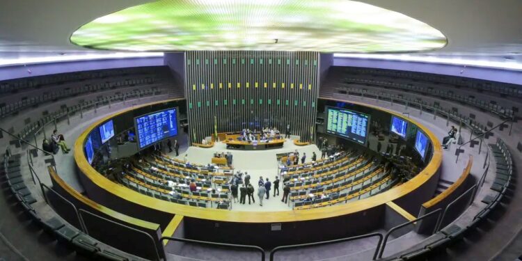 Plenário da Câmara dos Deputados em Brasília, com a cúpula do teto iluminada.