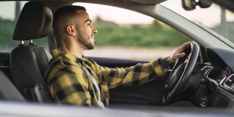 Motorista ao volante representando erro que aumenta consumo de combustível.