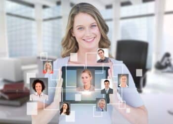 Profissional de recursos humanos selecionando candidatos através de interface digital com múltiplos perfis