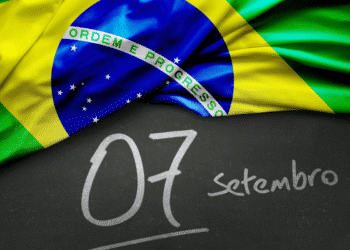 Bandeira do Brasil sobre fundo preto com a data 07 setembro escrita em giz