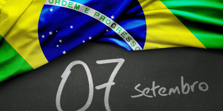 Bandeira do Brasil sobre fundo preto com a data 07 setembro escrita em giz