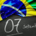 Bandeira do Brasil sobre fundo preto com a data 07 setembro escrita em giz