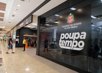 Unidade física do Poupatempo em shopping center com logo oficial do Governo de São Paulo