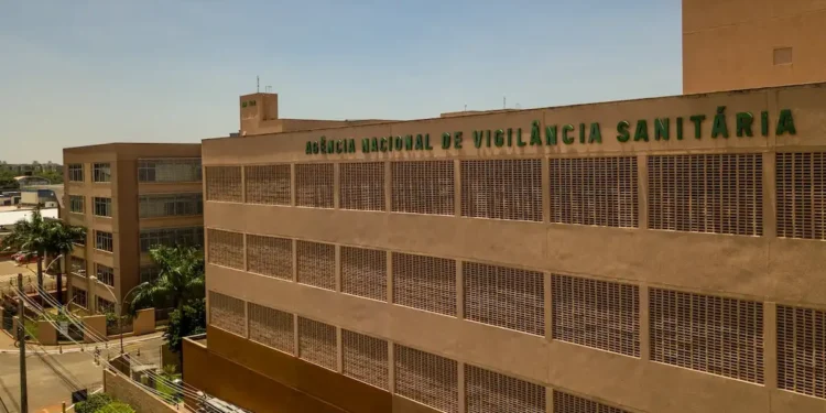 Sede da ANVISA, instituição responsável pela vigilância sanitária no Brasil, com edifício visível e céu claro ao fundo.