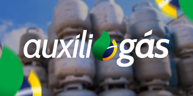 Beneficiários do Auxílio Gás consultando informações sobre pagamentos em 2025 com bandeira do Brasil ao fundo