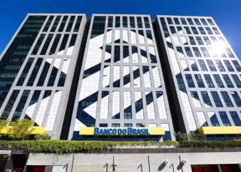 Fachada do edifício do Banco do Brasil com o logo da instituição, destacando seu design moderno.