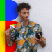 Jovem segurando cartão do Bolsa Família e olhando para celular surpreso