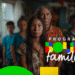 Família reunida em casa com destaque para o logo do Programa Bolsa Família