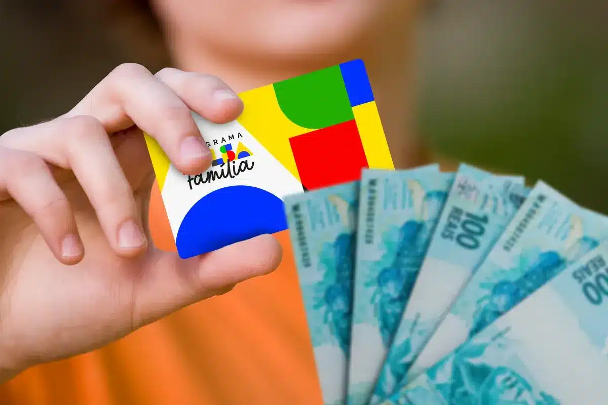 Pagamento reduzido de R$ 374,15 no Bolsa Família Cartão do programa Bolsa Família com cédulas de R$ 100, ilustrando o valor reduzido de R$ 374,15 recebido por algumas famílias no programa.