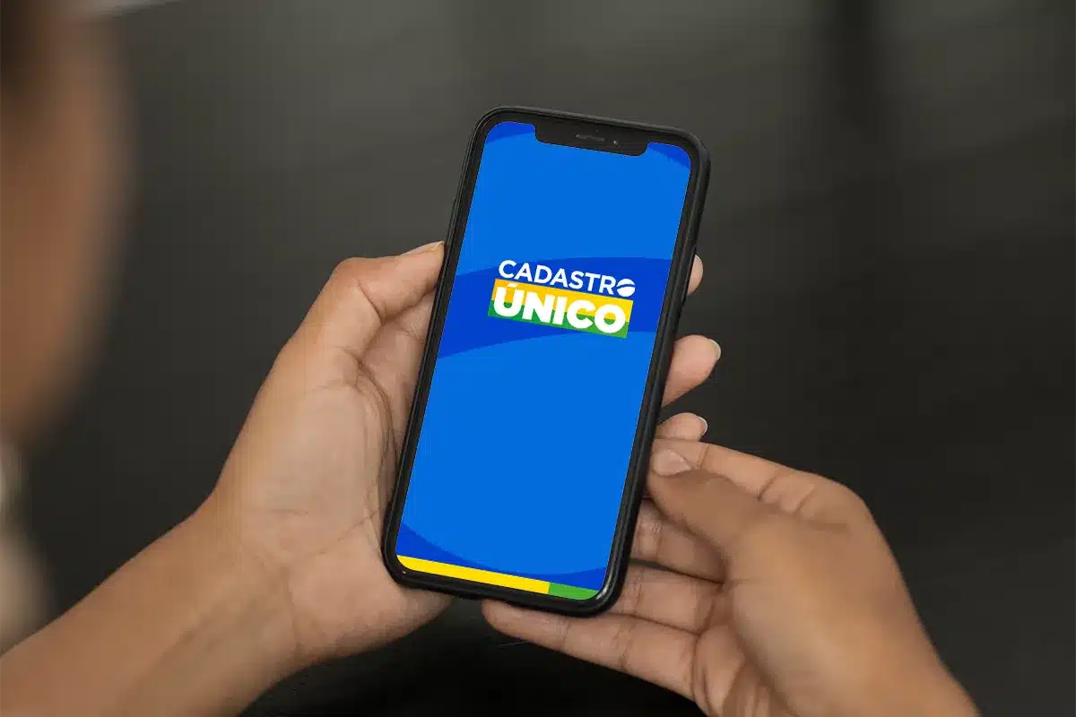 Tela de celular mostrando o aplicativo oficial Cadastro Único com fundo azul e texto colorido