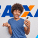 Pessoa sorrindo enquanto olha para o celular, com o logo da Caixa ao fundo.