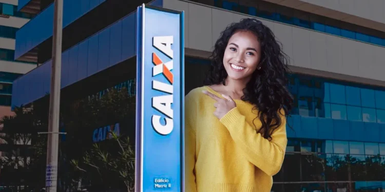 Imagem de uma mulher sorrindo e apontando para o logo da CAIXA. A imagem está destacando a informação sobre o saque de R$ 6.220 que pode ser solicitado até o dia 23/09 por novos CPFs.