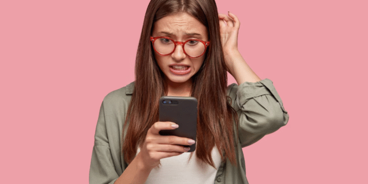 Mulher frustrada com conexão Wi-Fi lenta verificando configurações no celular para melhorar sinal