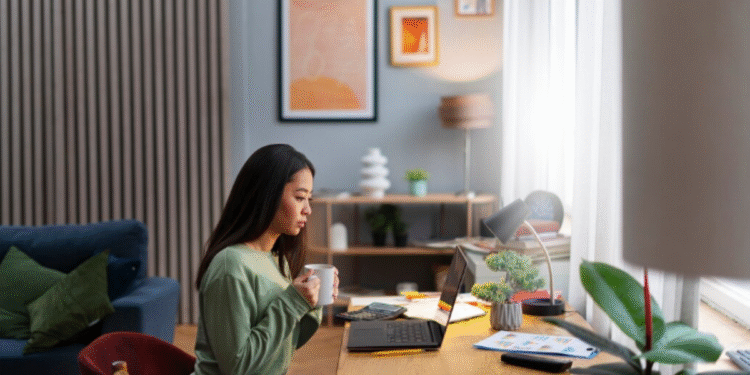 Mulher trabalhando em casa, representando o home office.
