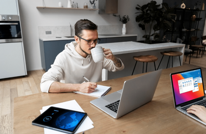 Homem trabalhando no home office, representando o teletrabalho.